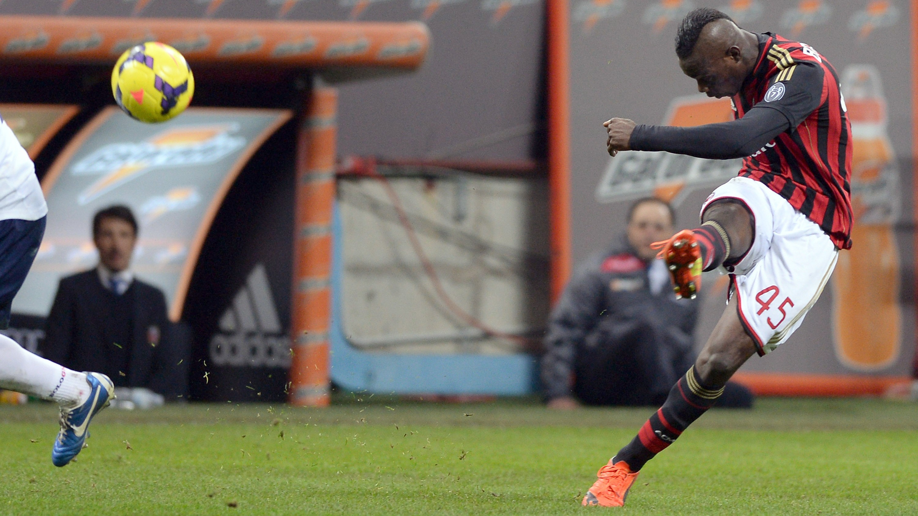 Futbal_Mario Balotelli_strieľa